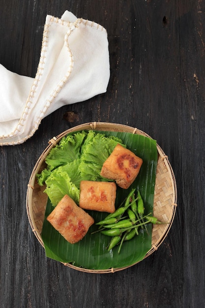 Draufsicht Tahu Bacem Süßer und herzhafter gedünsteter Tofu mit süßer Sojasauce, serviert mit grünem Chili