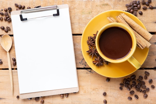 Draufsicht Tasse Kaffee auf Tisch mit Cliboard