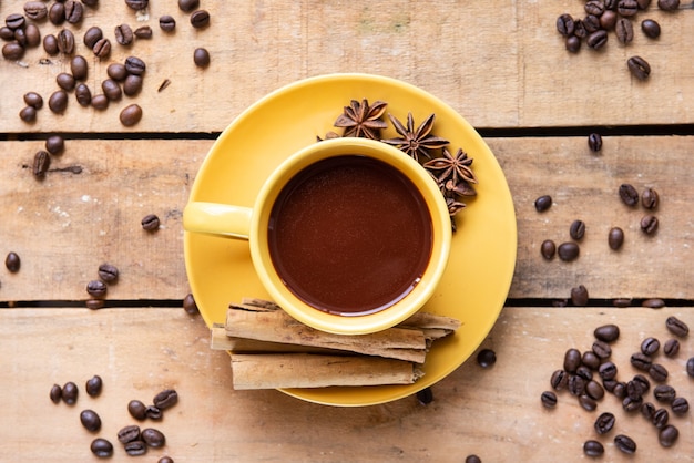 Draufsicht Tasse Kaffee auf Tisch