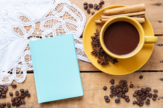 Draufsicht Tasse Kaffee mit Buch