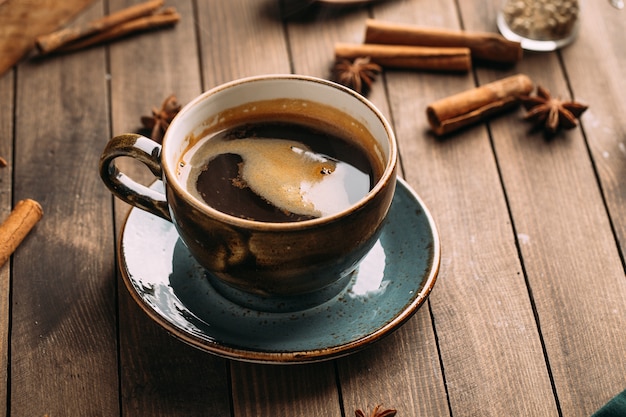 Draufsicht Tasse Kaffee mit Gewürzen