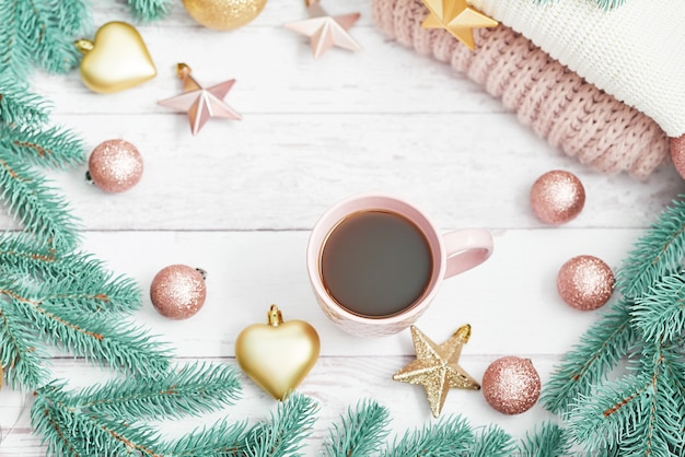 Draufsicht Tasse Kaffee mit Weihnachtsschmuck