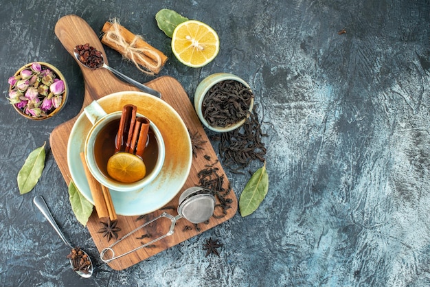 Draufsicht tasse tee mit frischem schwarzem tee auf grauem hintergrund blumenfarbe geschmack teezeremonie frühstück fotokaffee