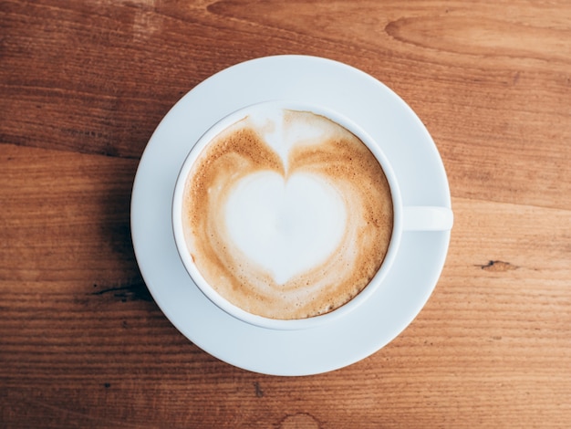 Draufsicht Tasse und Kaffee auf Holztisch