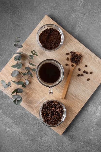 Draufsicht Tassen Kaffee auf Tisch