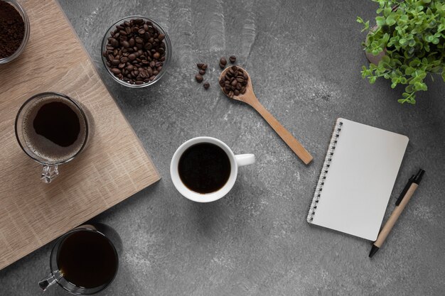 Foto draufsicht tassen kaffee auf tisch