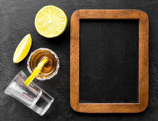 Foto draufsicht tequila schuss und kalkscheiben mit leerer tafel