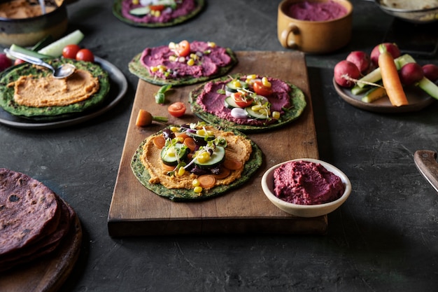 Foto draufsicht über bunten hummus