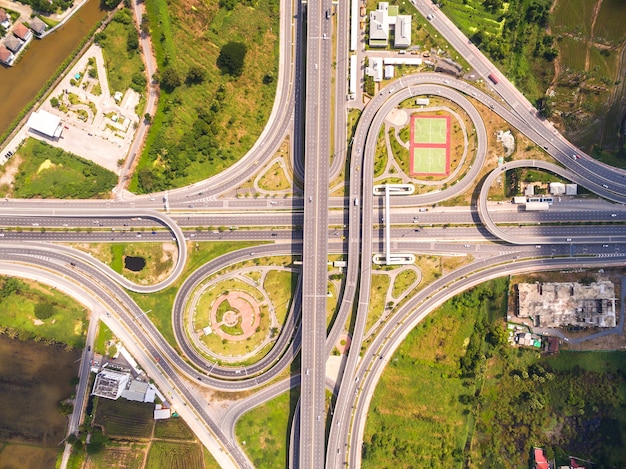 Draufsicht über die Straße und die Autobahn, Luftaufnahme des Autobahnaustausches einer Stadt, Schuss her