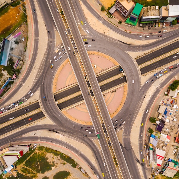 Draufsicht über die Straße und die Autobahn