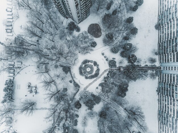 Draufsicht über schneebedecktes Yard in Seoul, Winterzeit vom Luftbrummen