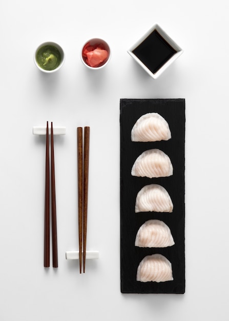 Foto draufsicht über stäbchen mit sushi