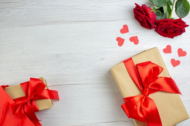 Draufsicht Valentinstag Geschenk mit roten Rosen auf weißem Hintergrund Urlaub Leidenschaft Liebhaber Gefühl Paar Ehe Herz Liebe Notiz
