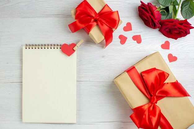 Draufsicht Valentinstag Geschenk mit roten Rosen auf weißem Hintergrund Urlaub Leidenschaft Liebhaber Gefühl Paar Ehe Herz Liebe