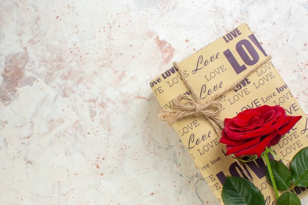 Draufsicht Valentinstag Geschenk mit roter Rose auf hellem Hintergrund Ehe Gefühl Leidenschaft Paar Liebe Liebhaber Herzfarbe