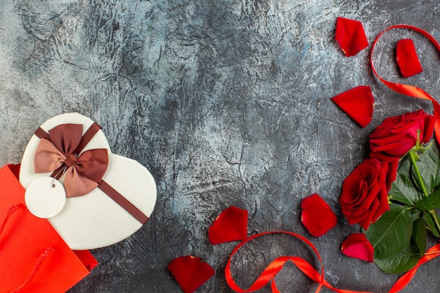 Draufsicht Valentinstag Geschenk rote Rosen hellgrauer Hintergrund Paar Ehe Liebe Urlaub Gefühl Herz Leidenschaft