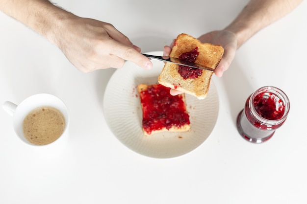 Draufsicht verbreitet Kirschmarmelade auf Toast