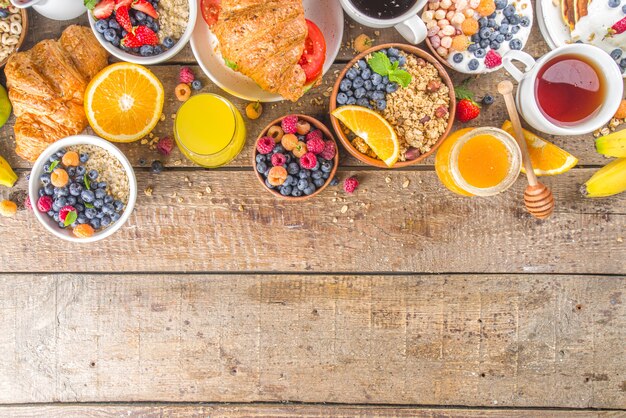 Draufsicht verschiedene Frühstück auf dem Tisch