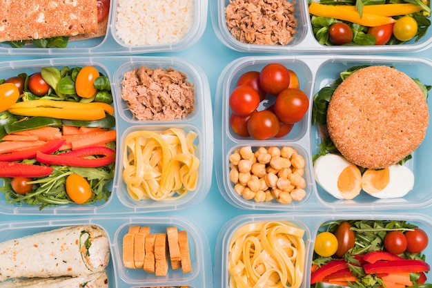 Foto draufsicht verschiedene lunchboxen