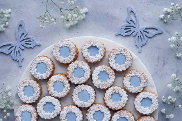 Draufsicht von Blume Linzer-Plätzchen mit blauer Glasur auf Licht