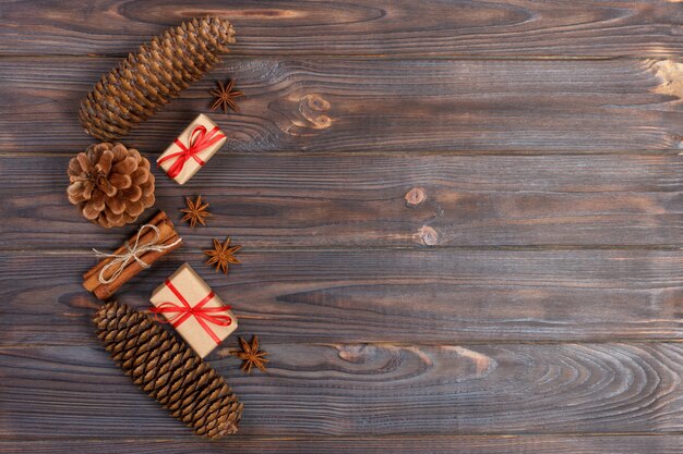 Draufsicht von christams Geschenkboxen mit Kiefernkegeln und Zimtstangen