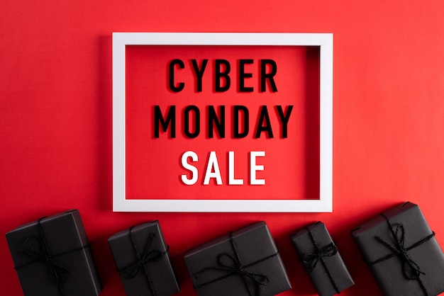 Draufsicht von Cyber Monday Sale-Text auf weißem Bilderrahmen