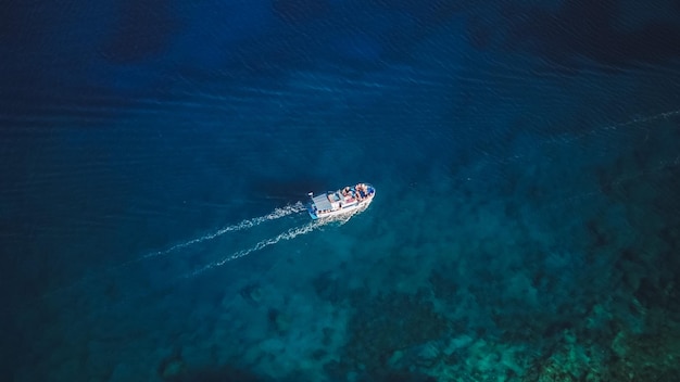 Draufsicht von der Drohne des Schnellboots im blauen Wasser