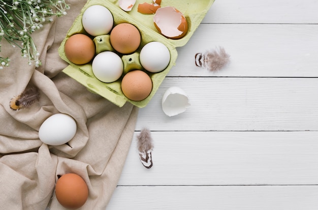 Draufsicht von Eiern im Karton für Ostern mit Betriebs- und Kopienraum
