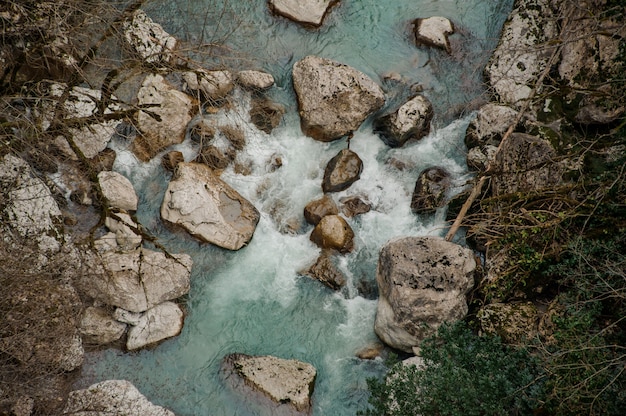 Draufsicht von einem schönen azurblauen Fluss in Georgia