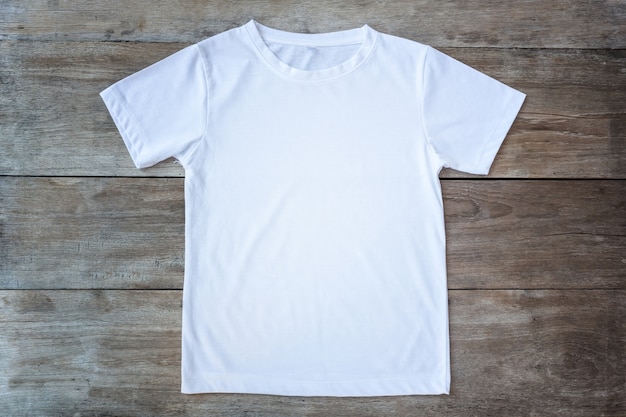 Foto draufsicht von farbe t-shirt auf grauem hölzernem plankenhintergrund