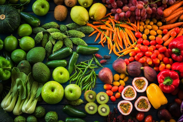 Draufsicht von frischem Obst und Gemüse Bio, verschiedene Früchte und Gemüse zum Essen gesund