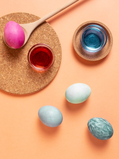 Draufsicht von gemalten Ostereiern mit Farbstoff