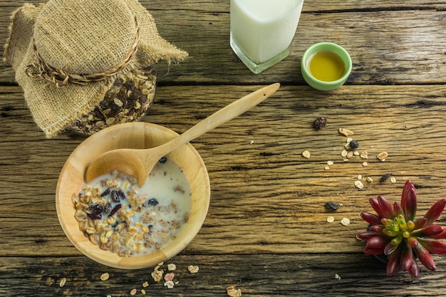 Draufsicht von Getreide und von Milch, Honigbiene auf altem Holztisch.