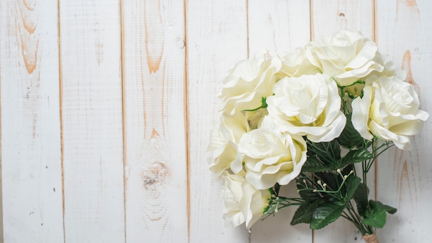 Draufsicht von Hochzeitsblumen auf weißem hölzernem Hintergrund