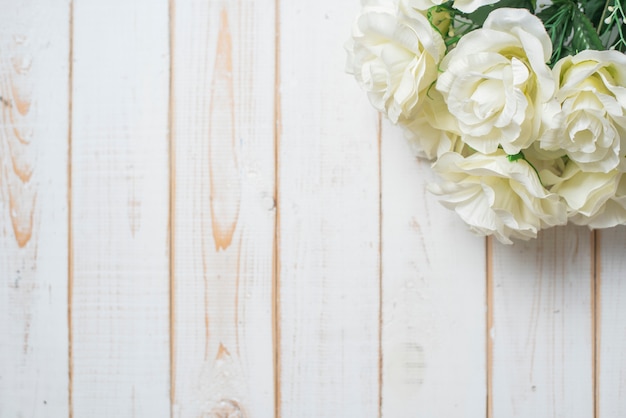 Draufsicht von Hochzeitsblumen auf weißem hölzernem Hintergrund