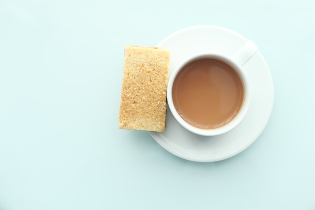 Draufsicht von Keksen und Kaffee auf Tisch