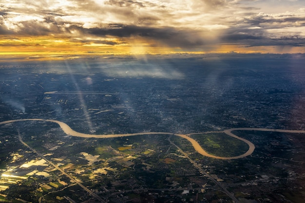 Draufsicht von Landschaft mit dem Fluss und den Wolken.