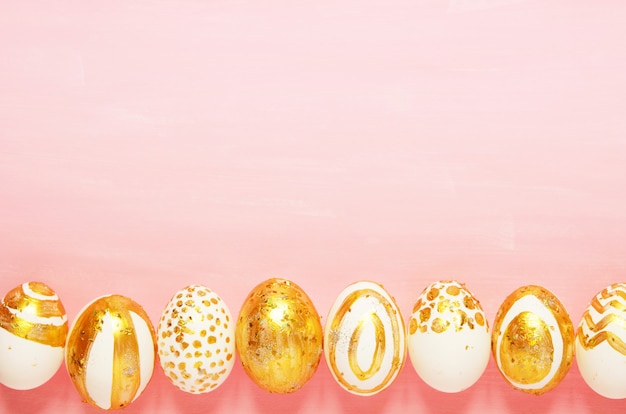 Draufsicht von Ostereiern gefärbt mit goldener Farbe in verschiedenen Mustern. Kopieren Sie Platz.