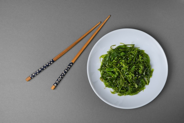 Draufsicht von Seetang-Chuka-Salat in Sesamsauce auf Grau