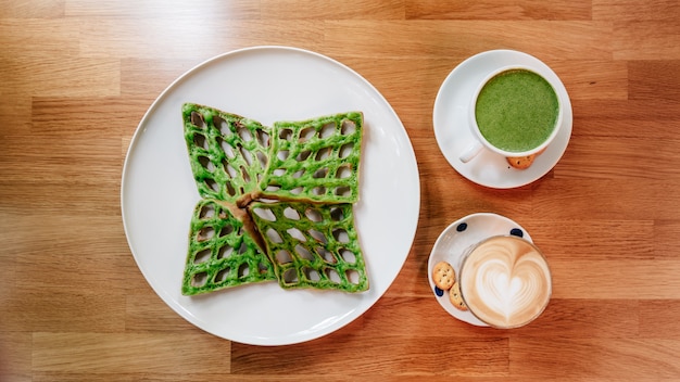 Draufsicht von Singapur grüne pandan knusperige Waffel mit heißen Getränken