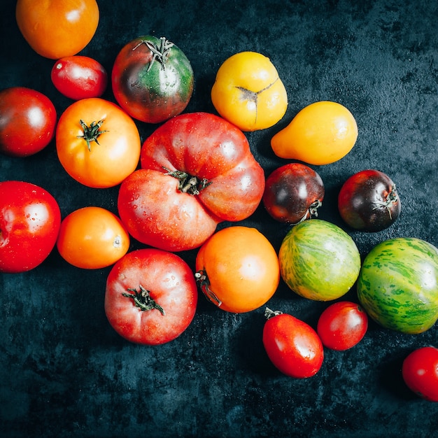 Draufsicht von Tomaten auf schwarzer Oberfläche