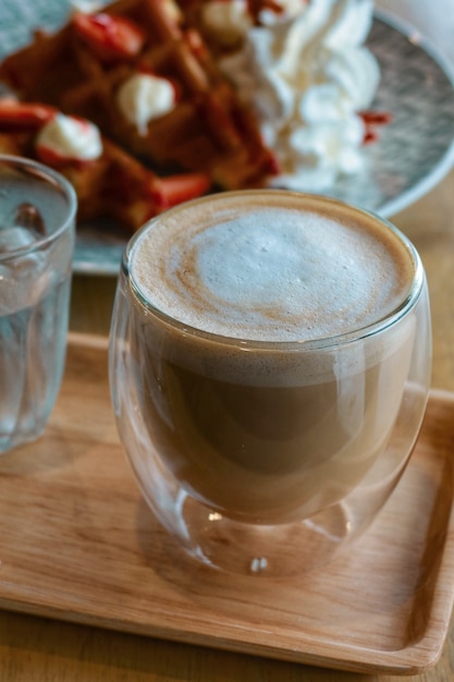 Draufsicht von Vanille heißem Latte auf Holzplatte