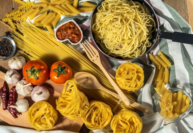 Draufsicht von verschiedenen Bestandteilen für Spaghettis Bewohner von Bolognese in einer Wanne auf hölzernem