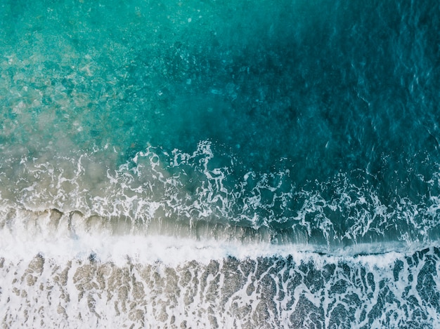 Foto draufsicht von wasser in der nähe von strand