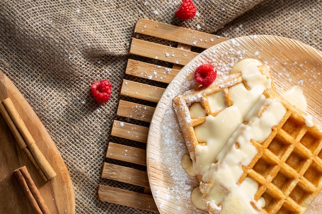 Foto draufsicht waffeln und himbeeren