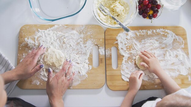 Draufsicht weibliche Hände bilden hausgemachte Pfannkuchen aus Hüttenkäse