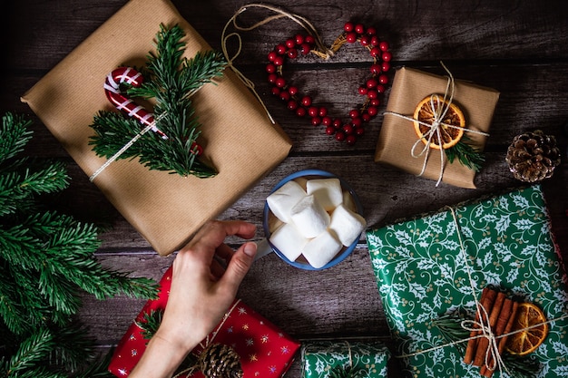 Draufsicht Weihnachtsgeschenkboxen auf Tisch