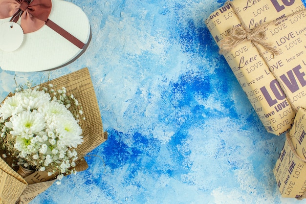 Draufsicht Weihnachtsgeschenke Blumen herzförmige Box auf blauem Hintergrund Freiraum