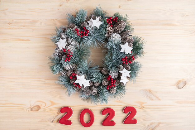 Draufsicht Weihnachtskranz und Nummer 2022. Frohe Weihnachten Hintergrund.