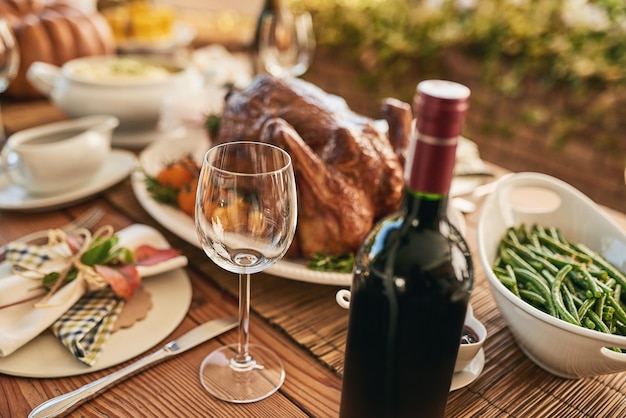 Draufsicht Weinglas und Essen im Luxusrestaurant Hühnchen und Gemüse Alkoholische Mahlzeit frisches Fleisch und zum Mittagessen auf einem Weinberg mit Weinprobe auf einem Bauernhof an einem Wochenende oder gesundes Mittagessen arrangiert